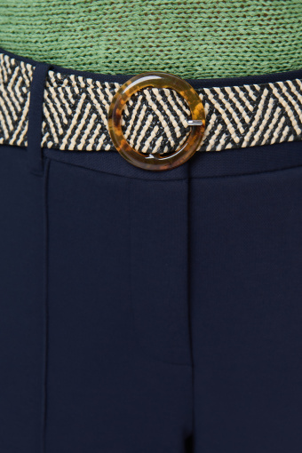 Granatowe spodnie typu cygaretki 