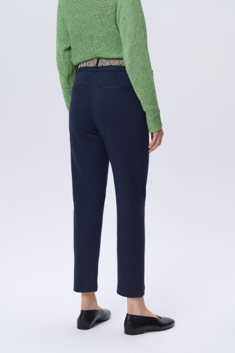 Granatowe spodnie typu cygaretki 