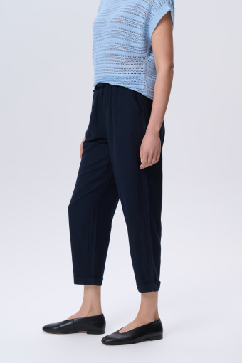 Granatowe spodnie z nogawką o długości 7/8 