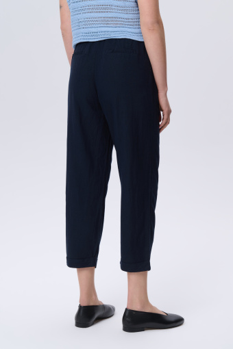 Granatowe spodnie z nogawką o długości 7/8 