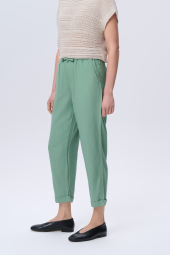 Oliwkowe spodnie z nogawką o długości 7/8  Oliwkowe spodnie z nogawką o długości 7/8