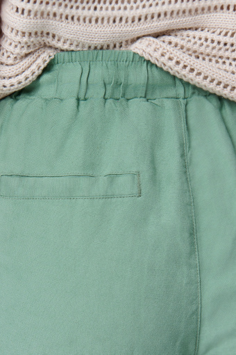 Oliwkowe spodnie z nogawką o długości 7/8  Oliwkowe spodnie z nogawką o długości 7/8