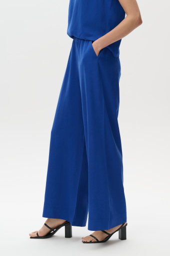 Kobaltowe spodnie z szeroką nogawką 
