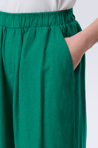 Spodnie z szeroką nogawką w zielonym kolorze
