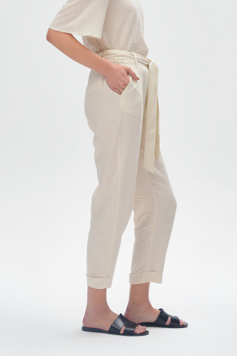 Kremowe spodnie 7/8 z paskiem w talii