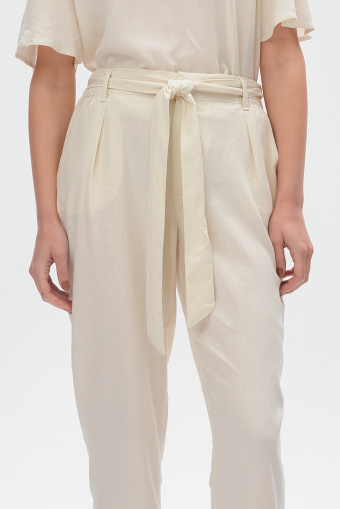Kremowe spodnie 7/8 z paskiem w talii