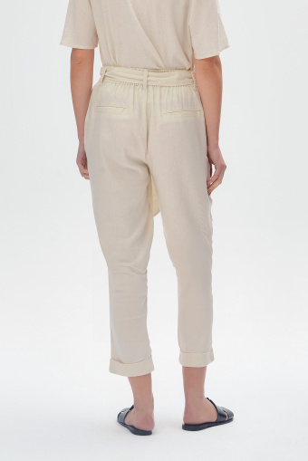 Kremowe spodnie 7/8 z paskiem w talii