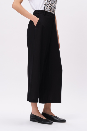 Czarne spodnie wiskozowo-lniane typu culotte  Czarne spodnie wiskozowo-lniane typu culotte