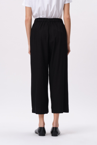 Czarne spodnie wiskozowo-lniane typu culotte  Czarne spodnie wiskozowo-lniane typu culotte