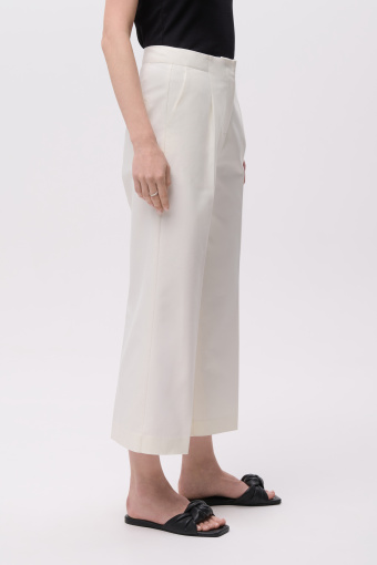 Białe spodnie typu culotte 