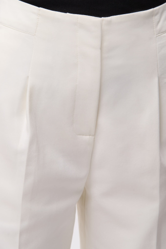 Białe spodnie typu culotte 