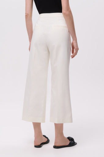 Białe spodnie typu culotte 