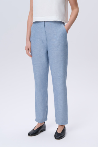 Błękitne spodnie typu cygaretki 