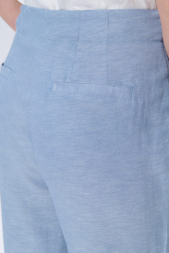 Błękitne spodnie typu cygaretki 