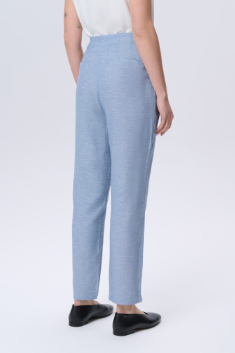 Błękitne spodnie typu cygaretki 