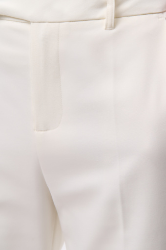 Białe spodnie typu flare