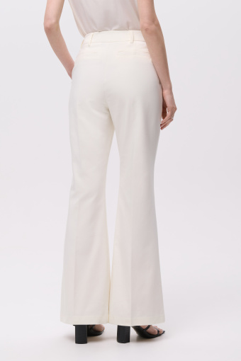Białe spodnie typu flare