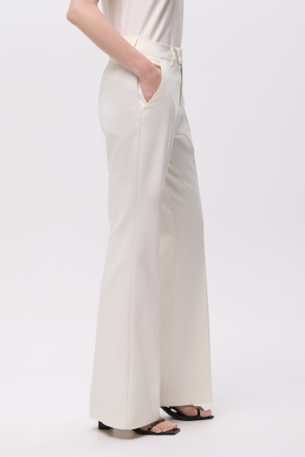 Białe spodnie typu flare