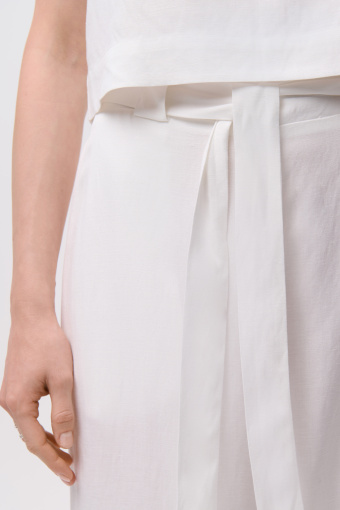 Szerokie białe spodnie z wiązanym paskiem