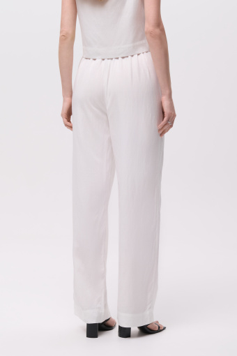 Szerokie białe spodnie z wiązanym paskiem