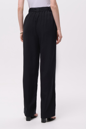 Czarne spodnie o luźnym kroju