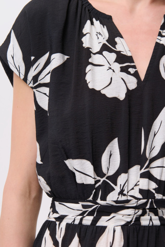 Czarna sukienka midi w efektowne białe kwiaty