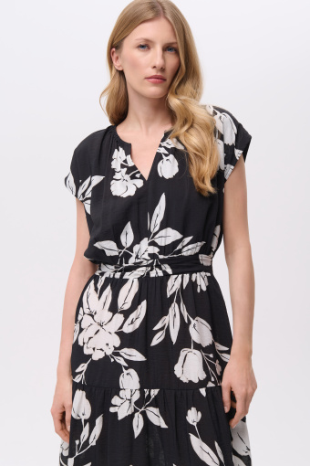 Czarna sukienka midi w efektowne białe kwiaty