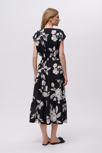 Czarna sukienka midi w efektowne białe kwiaty