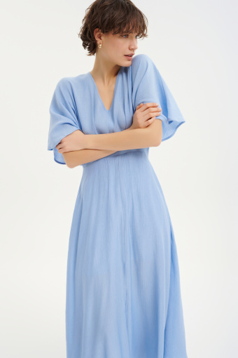 Błękitna sukienka z luźnym rozkloszowanym dołem  Błękitna sukienka z luźnym rozkloszowanym dołem