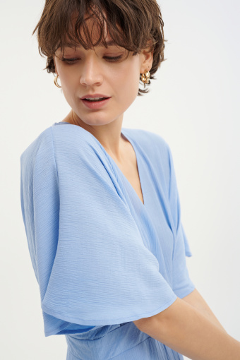 Błękitna sukienka z luźnym rozkloszowanym dołem  Błękitna sukienka z luźnym rozkloszowanym dołem