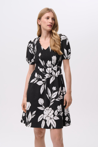 Casualowa czarna sukienka z nadrukiem w kwiaty