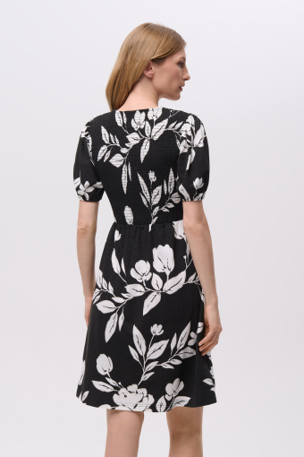 Casualowa czarna sukienka z nadrukiem w kwiaty