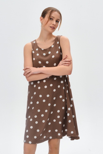 Luźna brązowa sukienka z nadrukiem w białe groszki