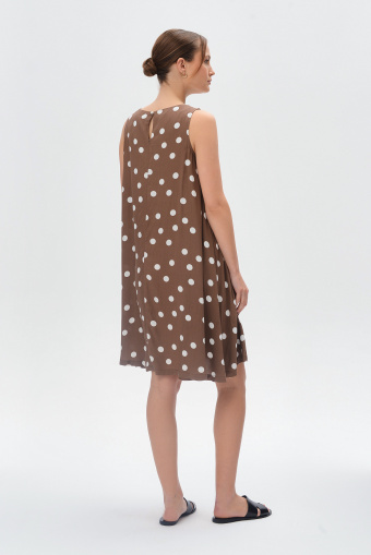 Luźna brązowa sukienka z nadrukiem w białe groszki
