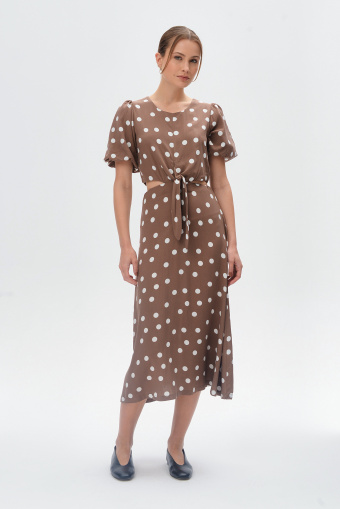 Brązowa sukienka w białe groszki z wycięciem na bokach
