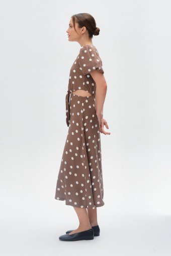 Brązowa sukienka w białe groszki z wycięciem na bokach