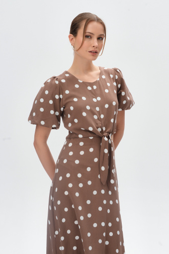 Brązowa sukienka w białe groszki z wycięciem na bokach