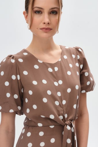 Brązowa sukienka w białe groszki z wycięciem na bokach
