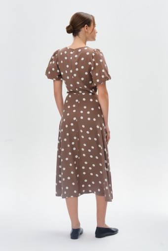 Brązowa sukienka w białe groszki z wycięciem na bokach