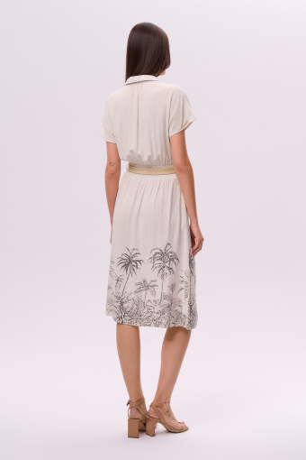 Jasnobeżowa sukienka z nadrukiem w palmy
