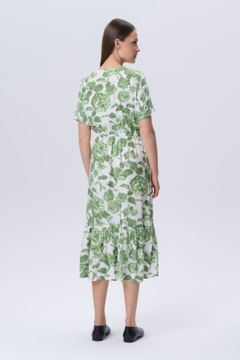 Zwiewna sukienka w kolorowe kwiaty