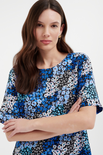 Prosta sukienka z nadrukiem w niebieskie kwiaty