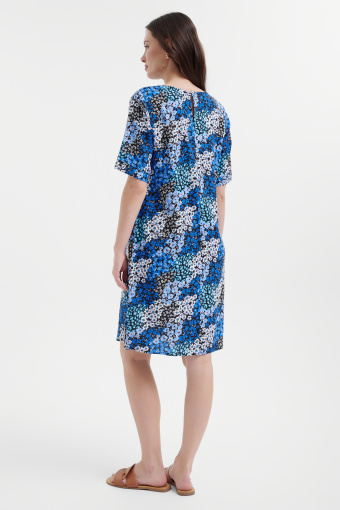 Prosta sukienka z nadrukiem w niebieskie kwiaty