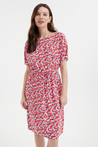 Komfortowa sukienka w drobne czerwone kwiaty  Komfortowa sukienka w drobne czerwone kwiaty