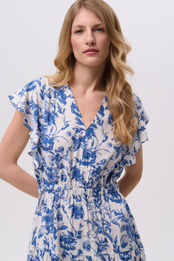 Biało-niebieska sukienka maxi z efektowną falbaną