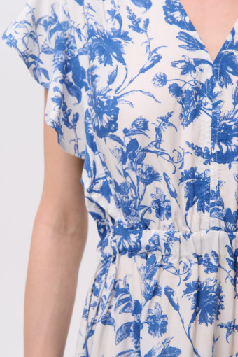 Biało-niebieska sukienka maxi z efektowną falbaną