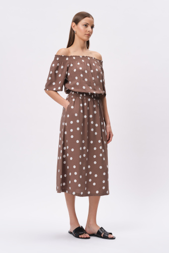 Kobieca brązowa sukienka z dekoltem carmen i nadrukiem w białe groszki Kobieca brązowa sukienka z dekoltem carmen i nadrukiem w białe groszki
