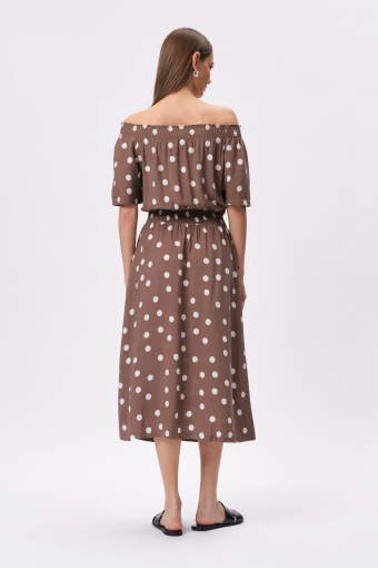 Kobieca brązowa sukienka z dekoltem carmen i nadrukiem w białe groszki Kobieca brązowa sukienka z dekoltem carmen i nadrukiem w białe groszki