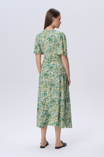 Sukienka w kwiaty z wiązanym paskiem Sukienka w kwiaty z wiązanym paskiem