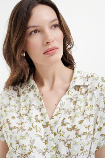 Jasna sukienka w rustykalne kwiaty 